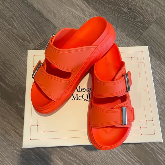 Alexander McQueen oversized slide sandal - Picture 2 of 9